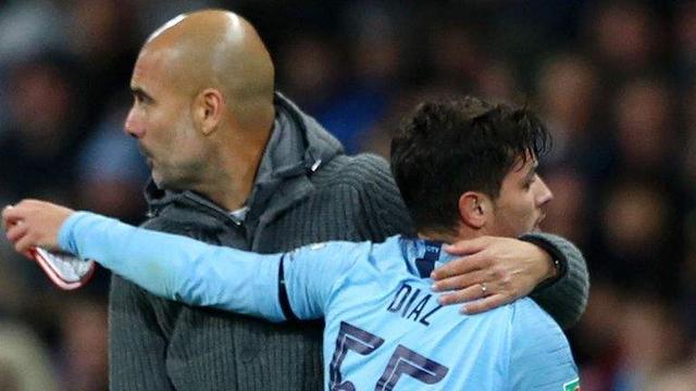 展示了足球 展示了足球