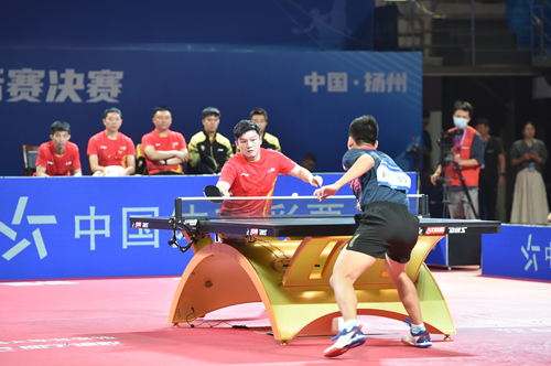 凭借服装的 凭借服装的